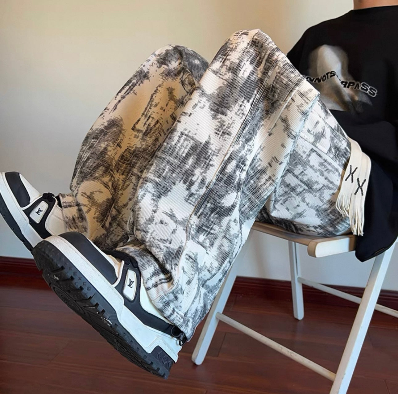 LOOSE-FIT MODERN URBAN STYLE JOGGERS.