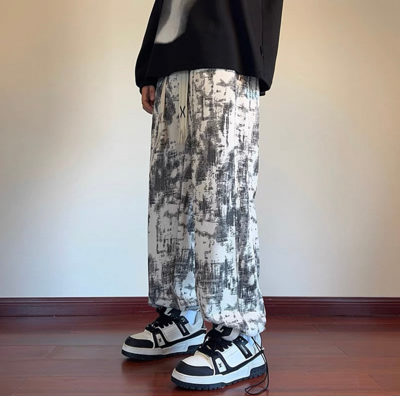 LOOSE-FIT MODERN URBAN STYLE JOGGERS.