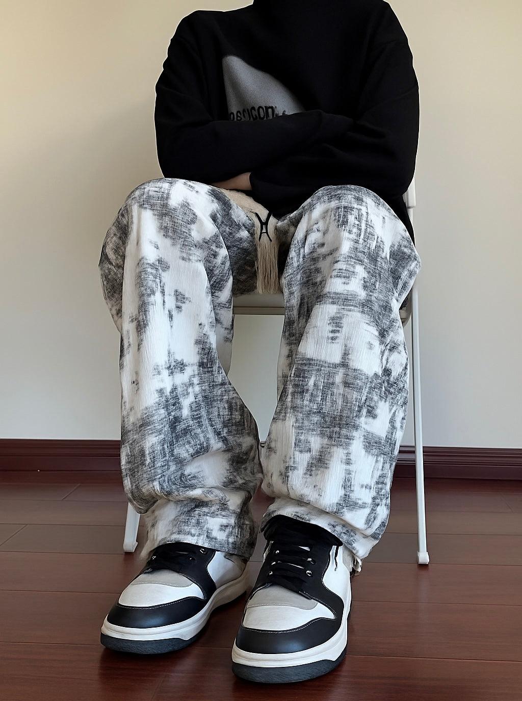 LOOSE-FIT MODERN URBAN STYLE JOGGERS.